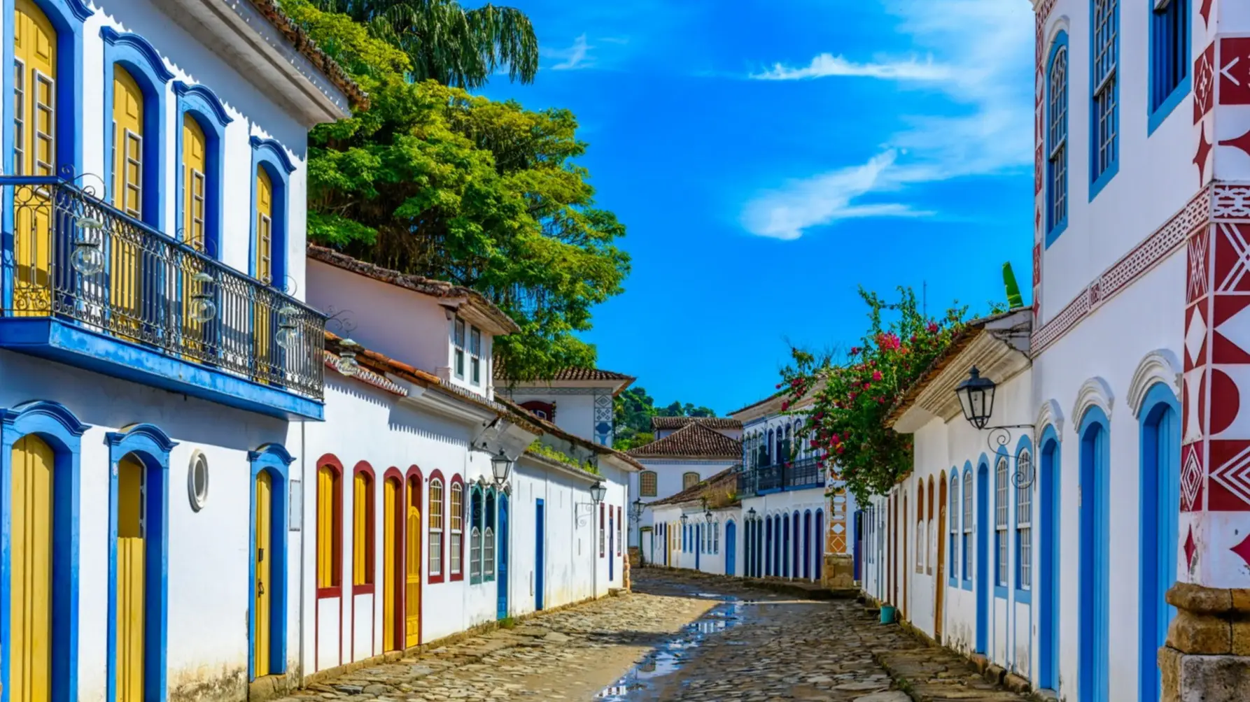 Rue du centre historique de Paraty, Rio de Janeiro, Brésil. Paraty est une ville coloniale portugaise préservée et une ville impériale brésilienne.