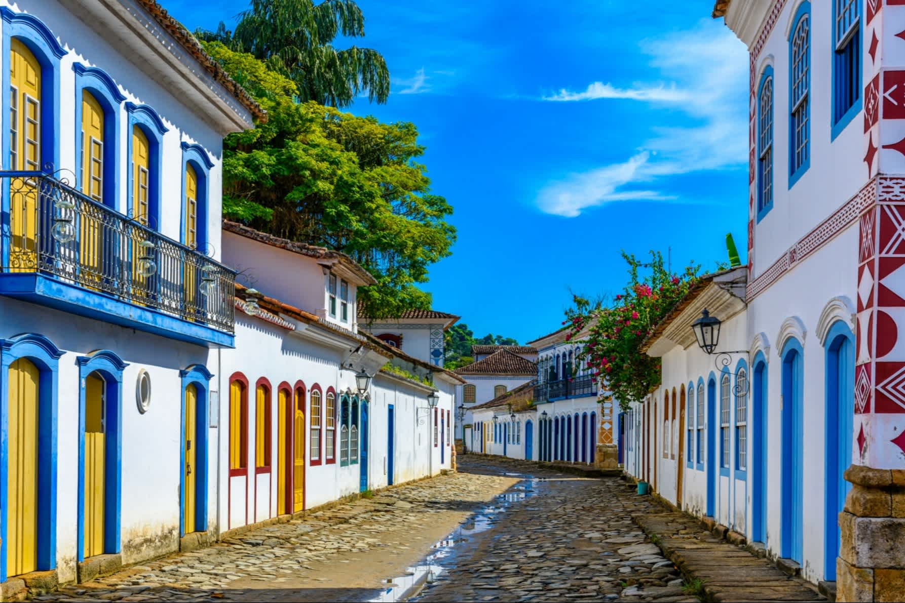 Straße des historischen Zentrums in Paraty, Rio de Janeiro, Brasilien. Paraty ist eine erhaltene portugiesische Kolonialstadt und brasilianische Kaiserstadt