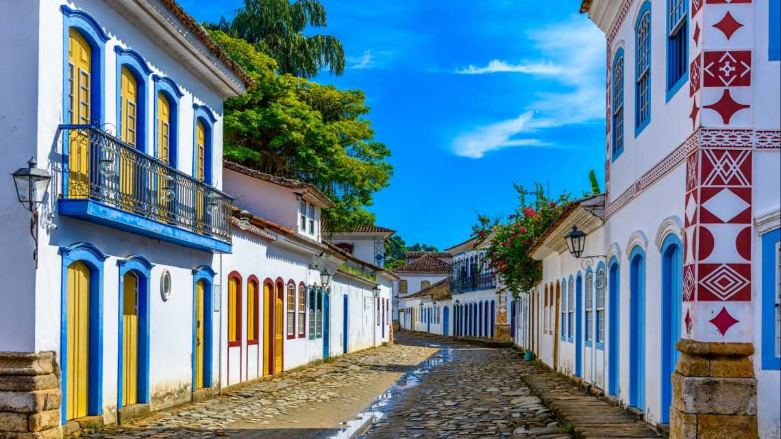 Rue du centre historique de Paraty, Rio de Janeiro, Brésil. Paraty est une ville coloniale portugaise préservée et une ville impériale brésilienne.