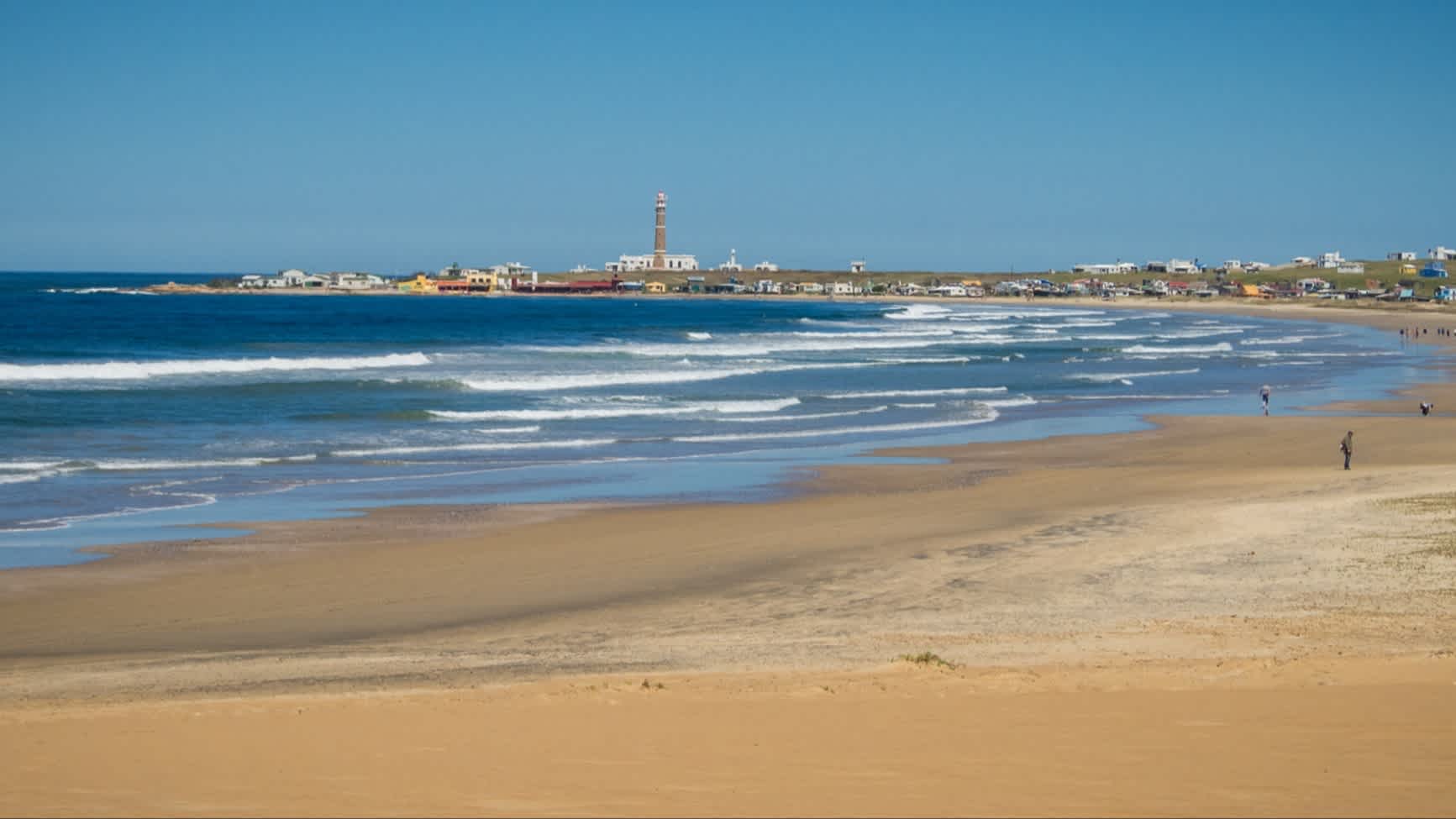 Panoramablick auf den La Calavera Strand in Cabo Polonio, Uruguay mit der Stadt am Küstenrand im Hintergrund.

