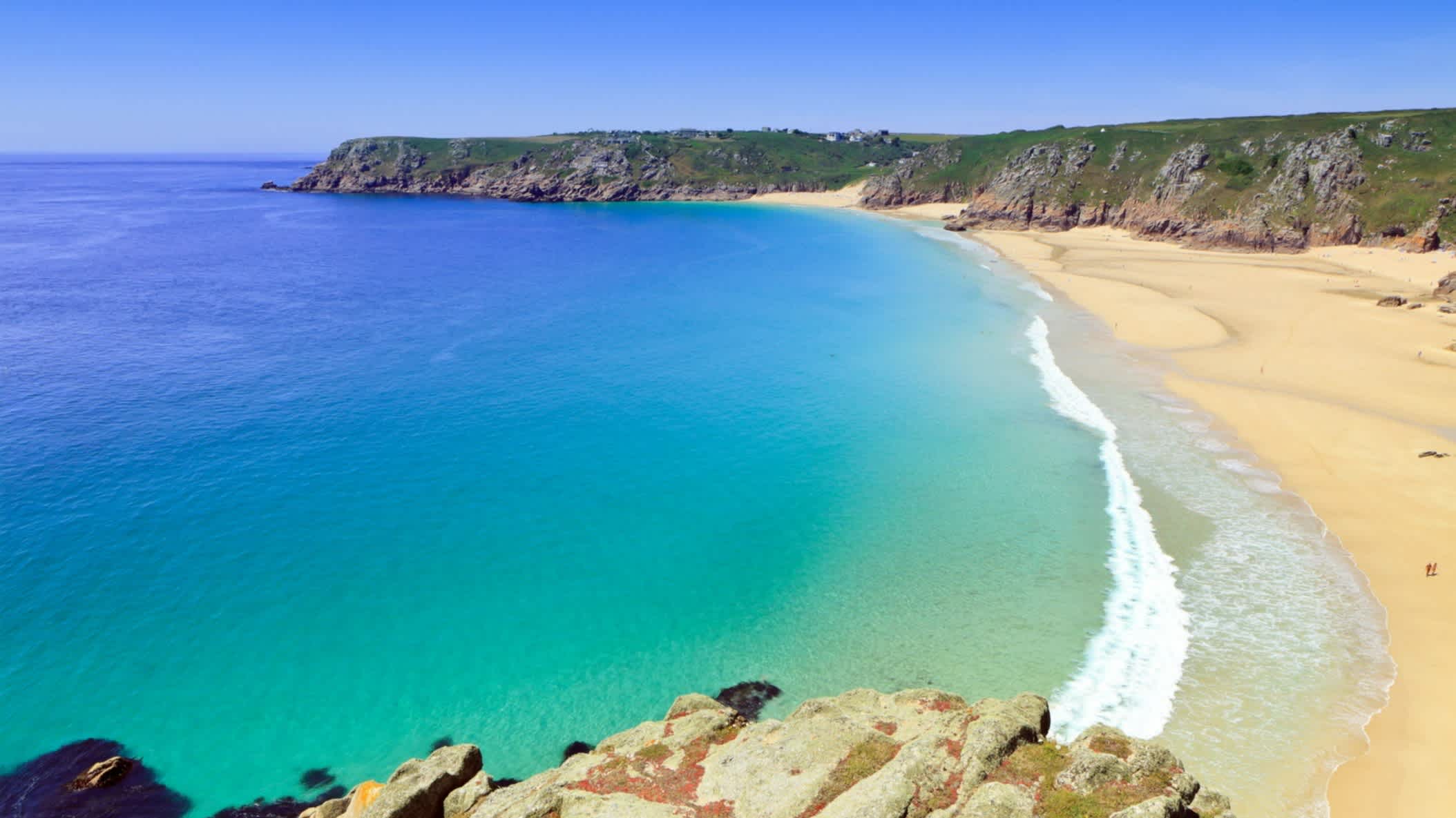 Sonniger Tag am Strand von Porthcurno, Cornwall, England