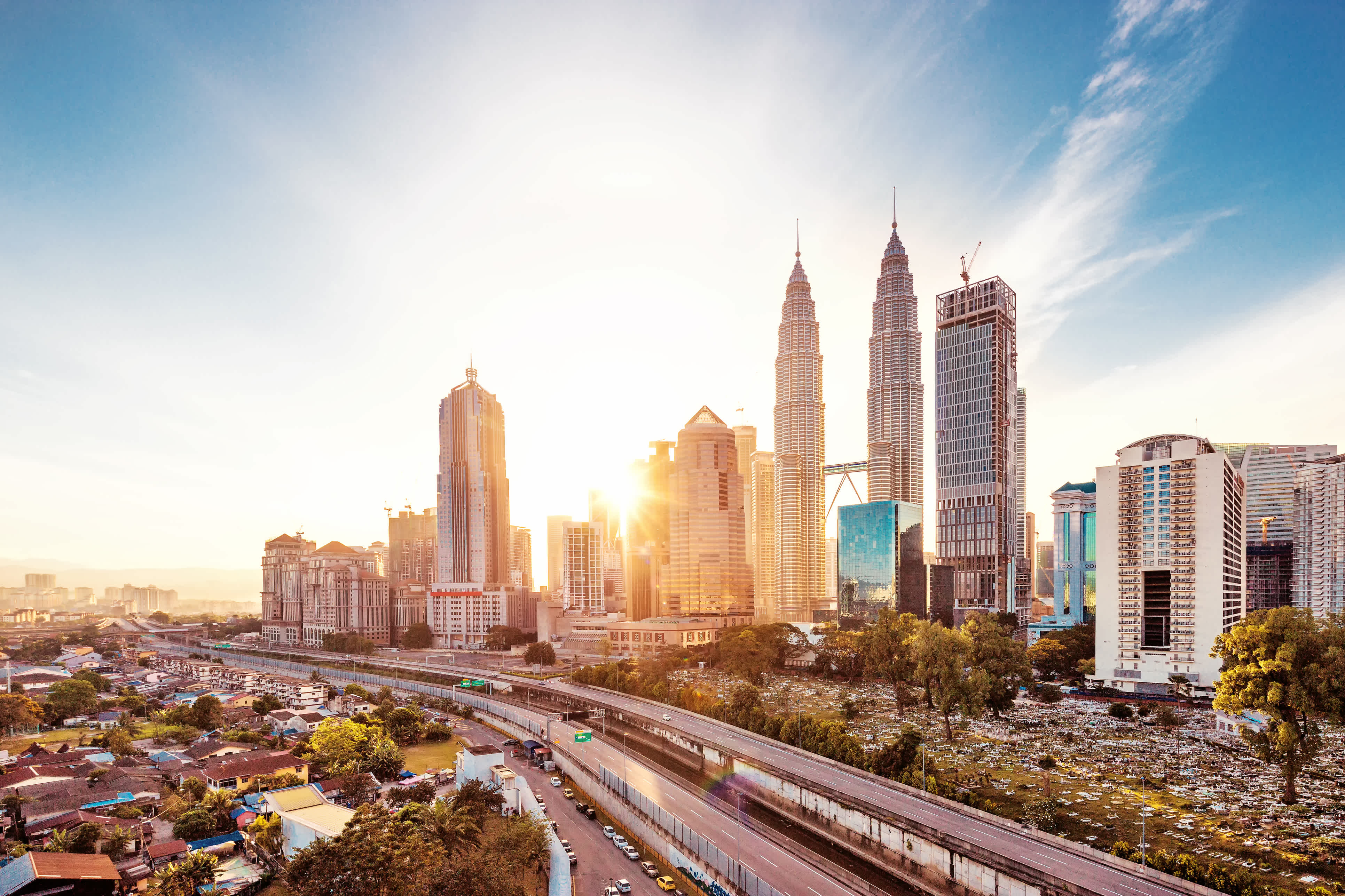 Skyline de Kuala Lumpur avec piscine sur le toit de l'hôtel, Malaisie.

