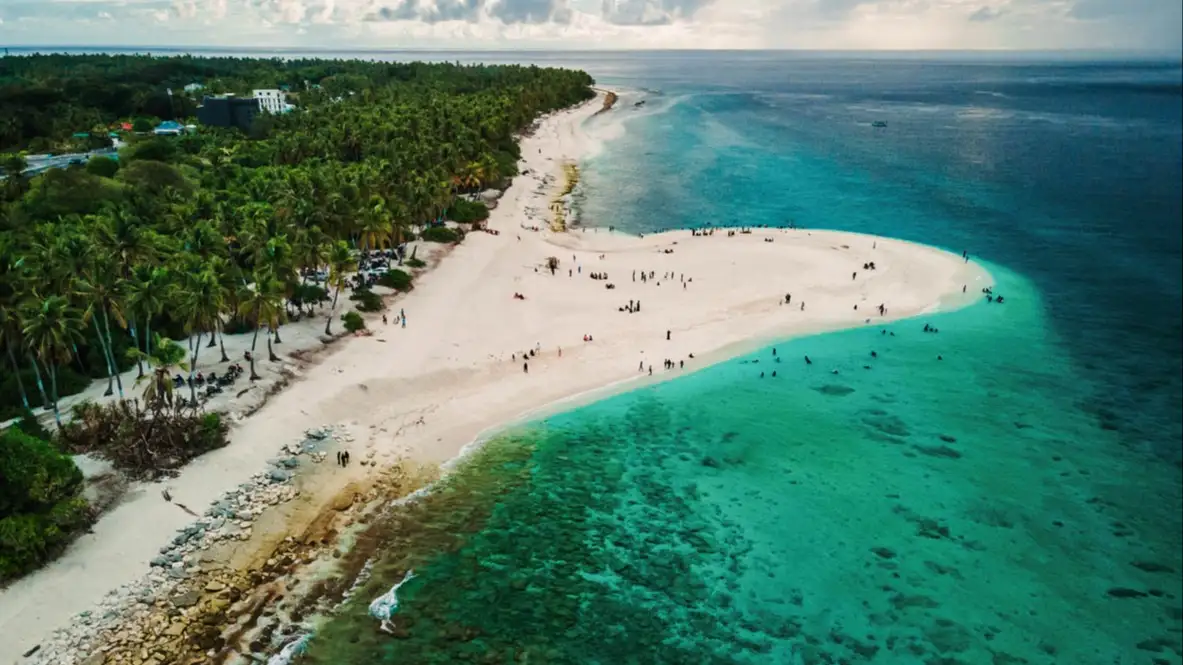 Fuvahmulah, Maldives Les Maldives, avec une plage et l'horizon sous un ciel nuageux. Vue aérienne de la côte océanique à Fuvahmulah