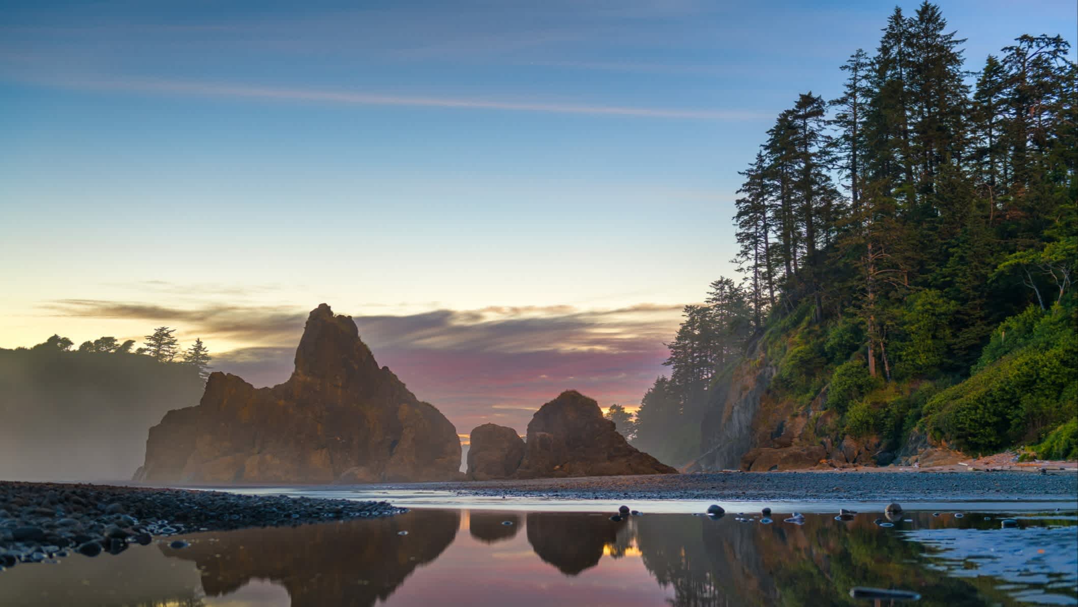 Olympic National Park, Washington, USA am Ruby Beach in der Abenddämmerung.