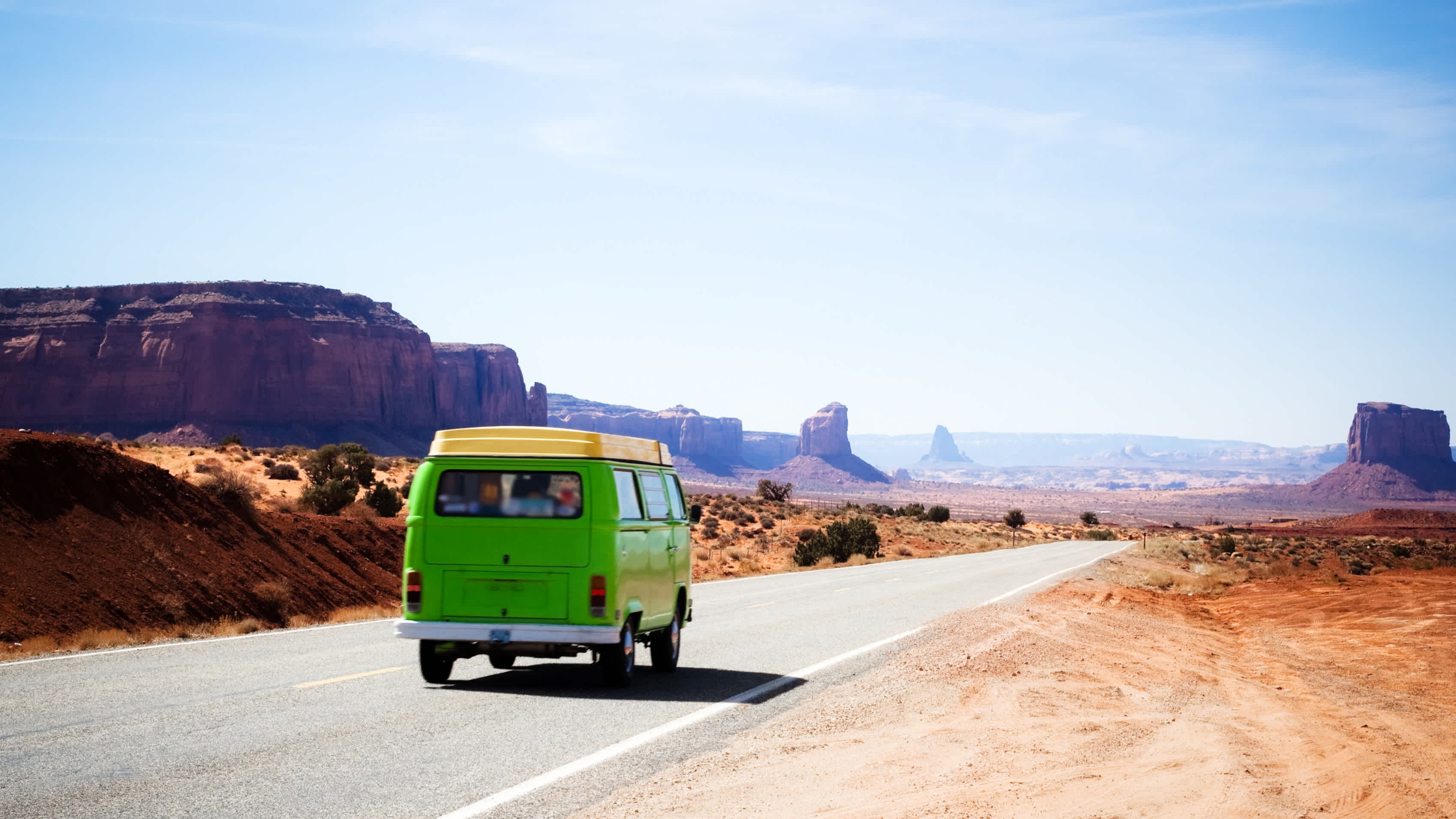 Grüner Van auf einer Straße im Monument Valley in den USA in Nordamerika