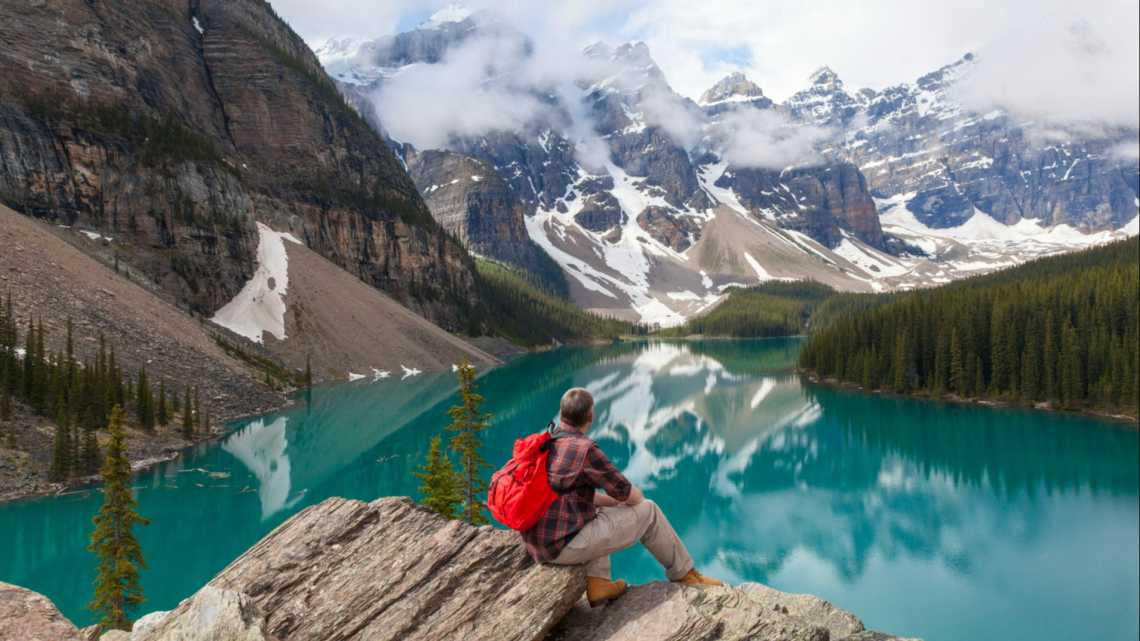 Wanderer am Moraine Lake in den Rocky Mountains, Banff National Park, Kanada.