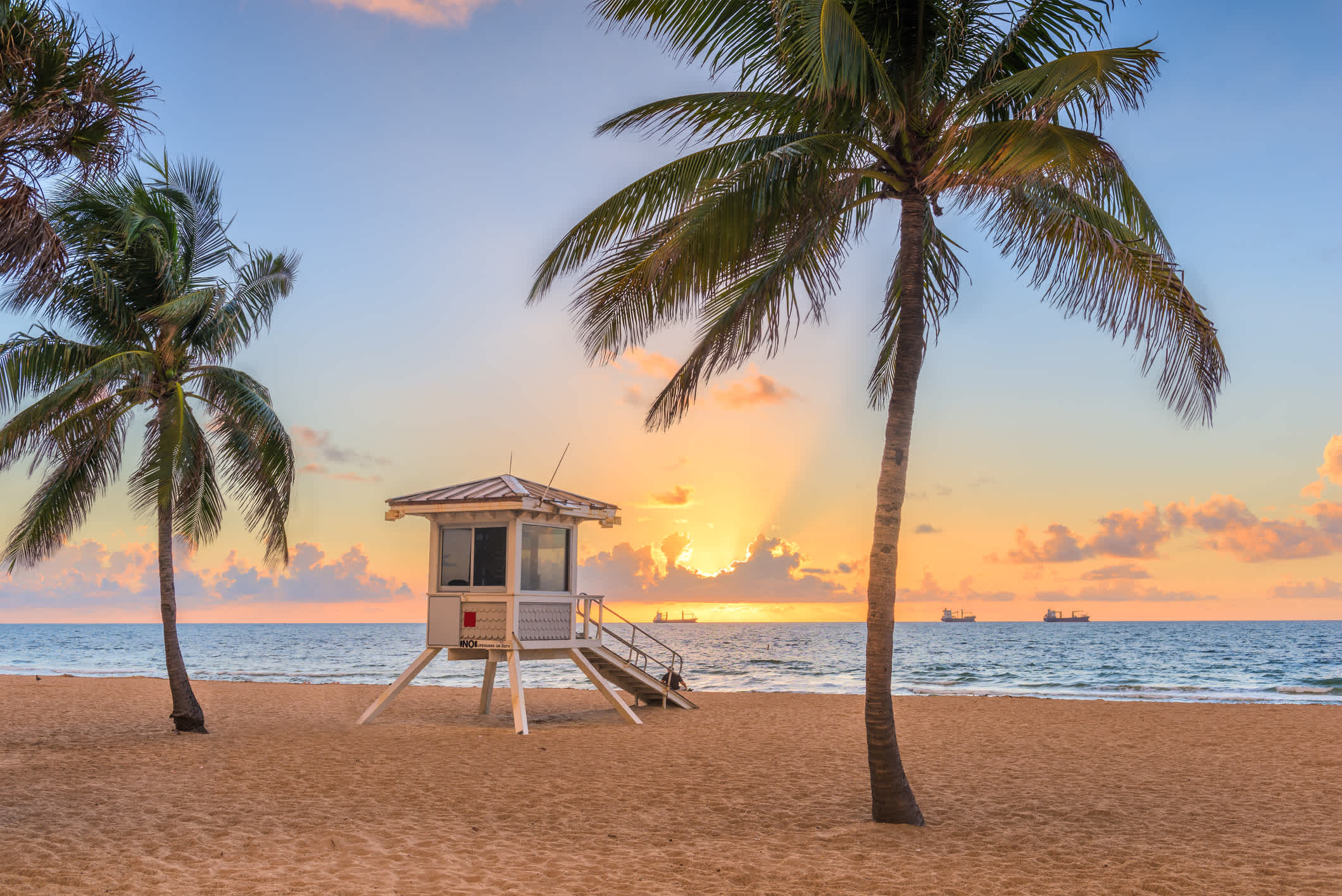 Strand von Fort Lauderdale und Life Wache Turm bei Sonnenaufgang, Florida, USA.