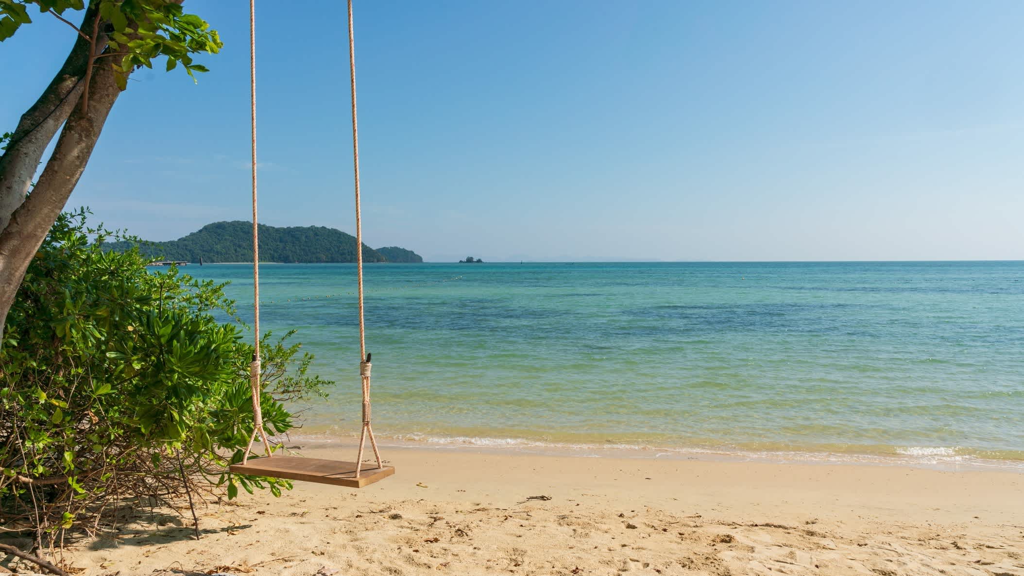 Schaukel am Pansea Beach auf Phuket mit Blick auf das kristallklare Meer.