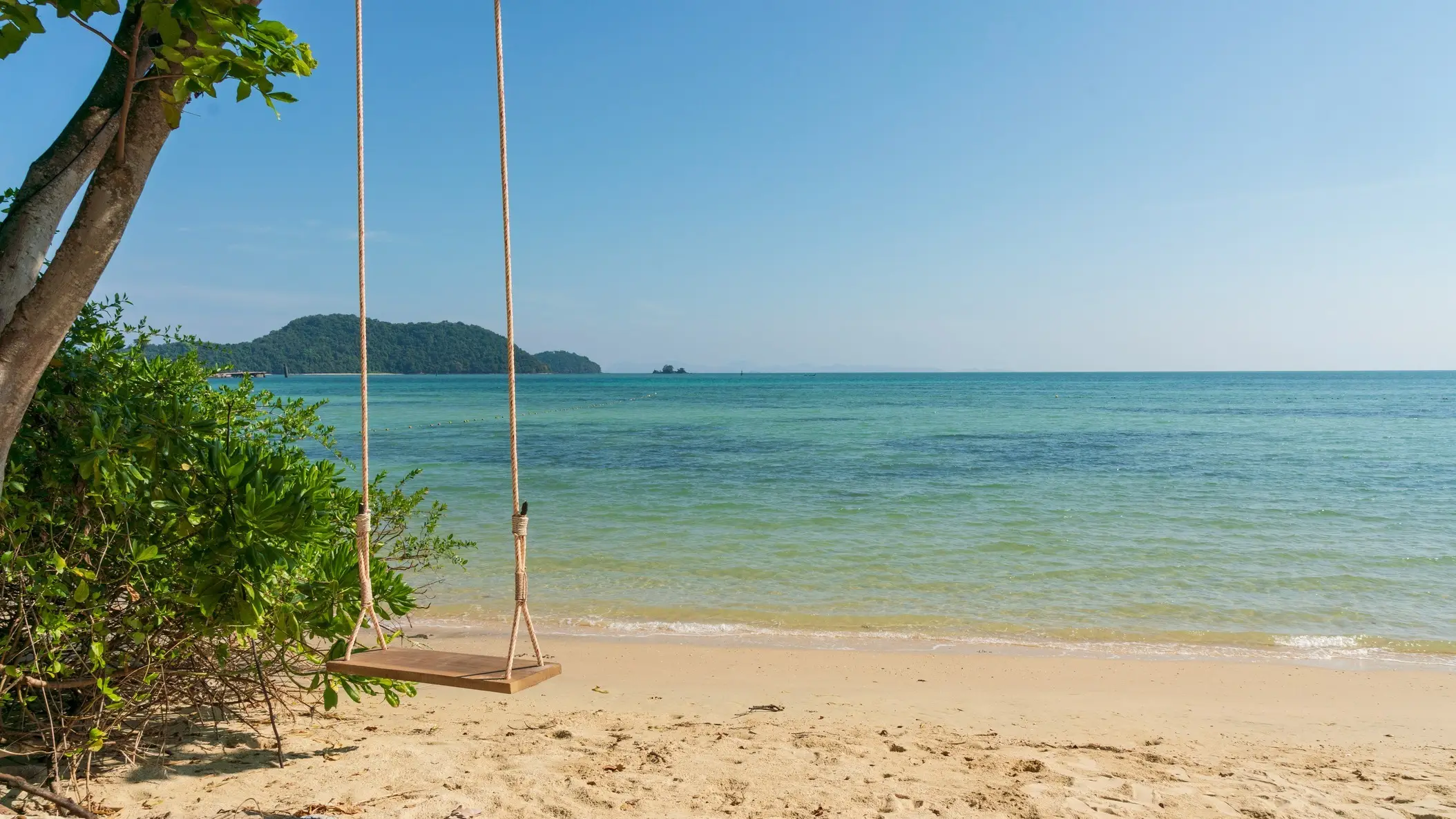 Thailand, Phuket, Pansea Beach Schaukel am Pansea Beach auf Phuket mit Blick auf das kristallklare Meer.