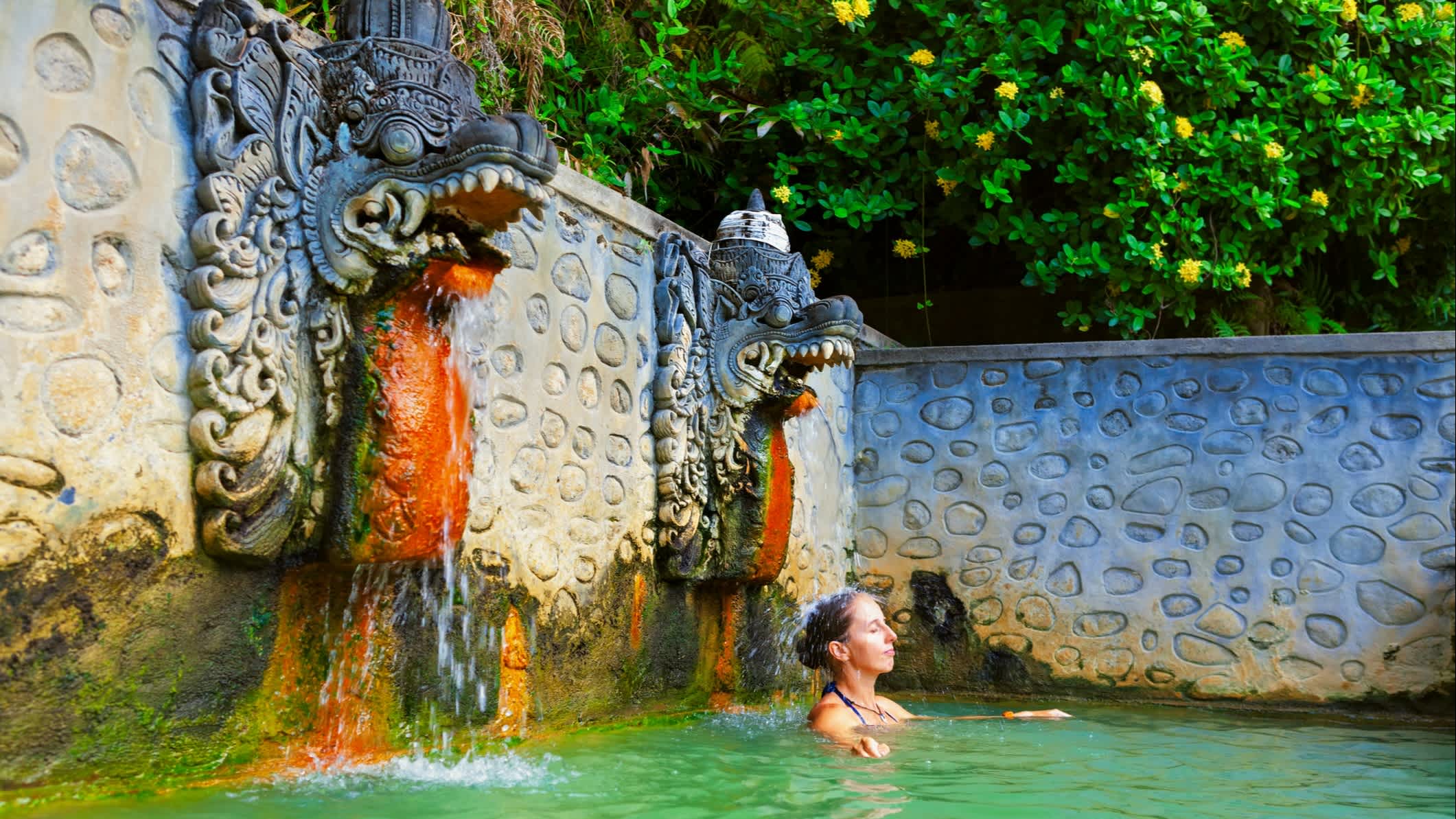 Femme dans des sources chaudes naturelles Air Panas Banjar à Bali, Indonésie

