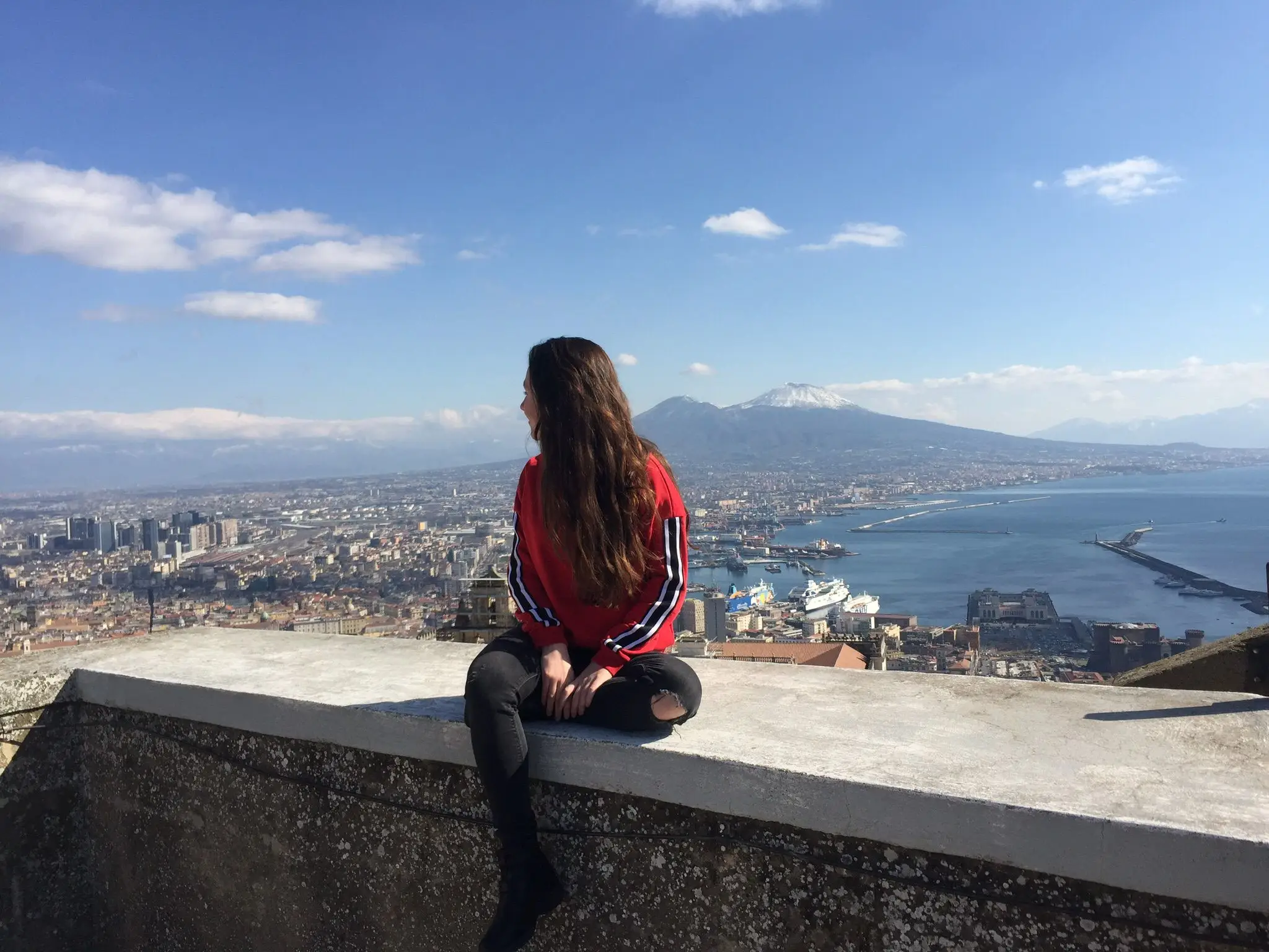 Antonella, Neapel Unsere Reiseexpertin Antonella mit dem Vesuv und Neapel im Hintergrund