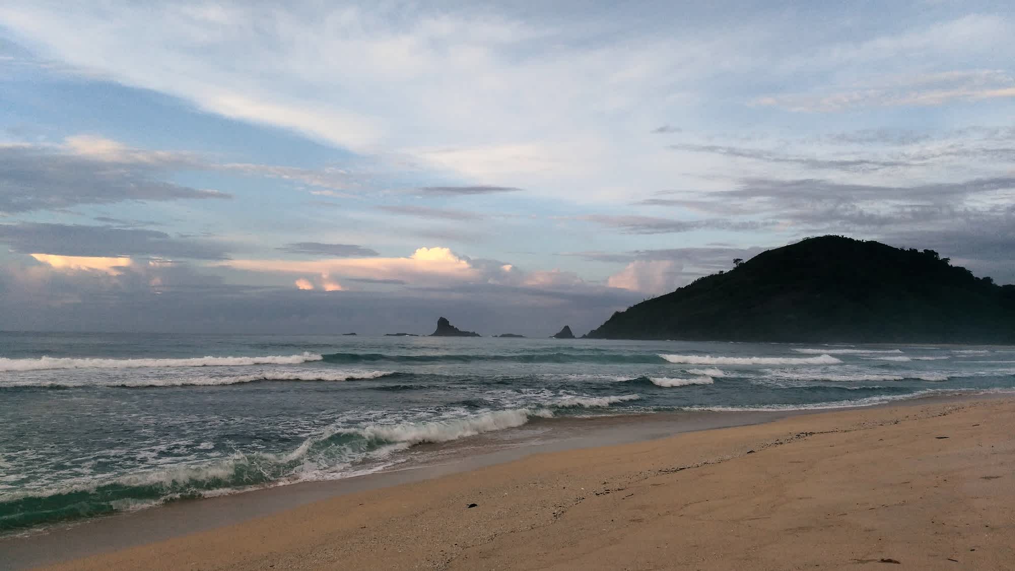 Vue sur la plage de Mekaki, Lombok, Indonésie.