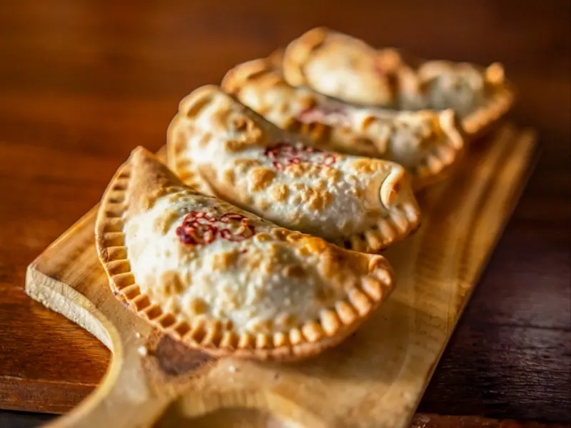 Empanadas, Argentinien Empanadas sind in Argentinien sehr beliebt – gefüllte Teigtaschen, die je nach Region mit Fleisch, Käse oder Gemüse gefüllt sind