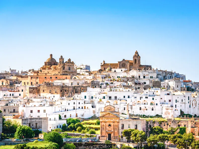 Ostuni, Apulien, Italien Die "weiße Stadt" auf einem Hügel, bekannt für ihre weiß getünchten Häuser, enge Gassen und barocke Kirchen, darunter die imposante Kathedrale von Ostuni.