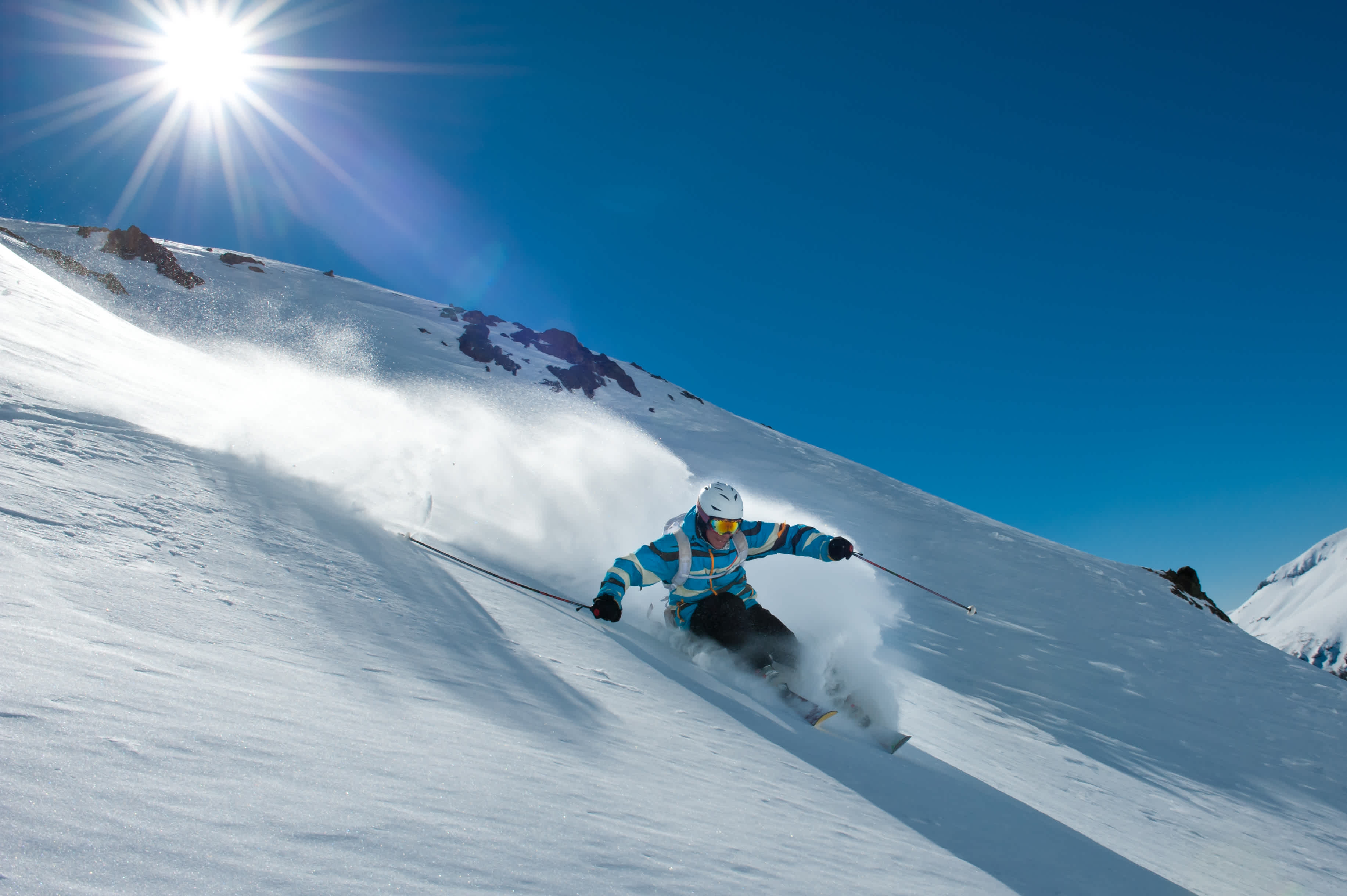 Skifahren abseits der Piste, mit der Sonne im Rücken auf dem Berg Chapelco