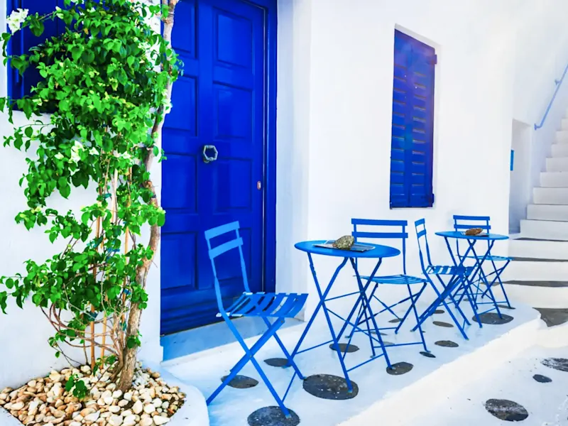 Grèce, Cyclades, Mykonos Maison traditionnelle blanche et bleue avec une terrasse, Mykonos, Cyclades, Grèce.
