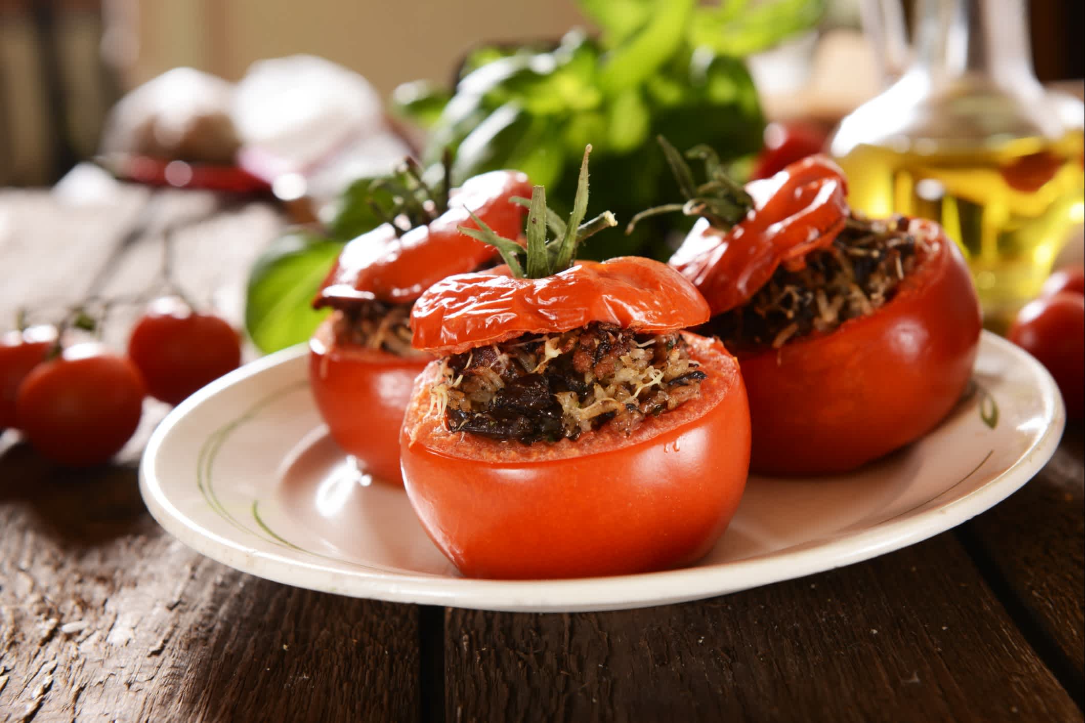 Yemista - griechische gefüllte geröstete Tomaten

