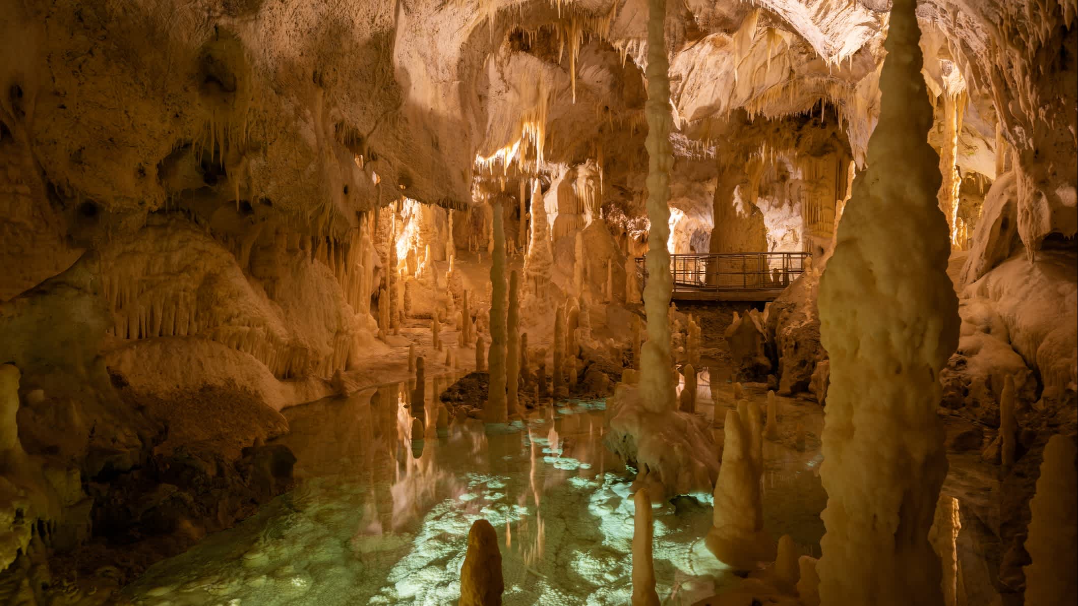 Die Frasassi-Höhlen (Grotte di Frasassi), ein riesiges Karsthöhlensystem in Italien. Marche, Italien