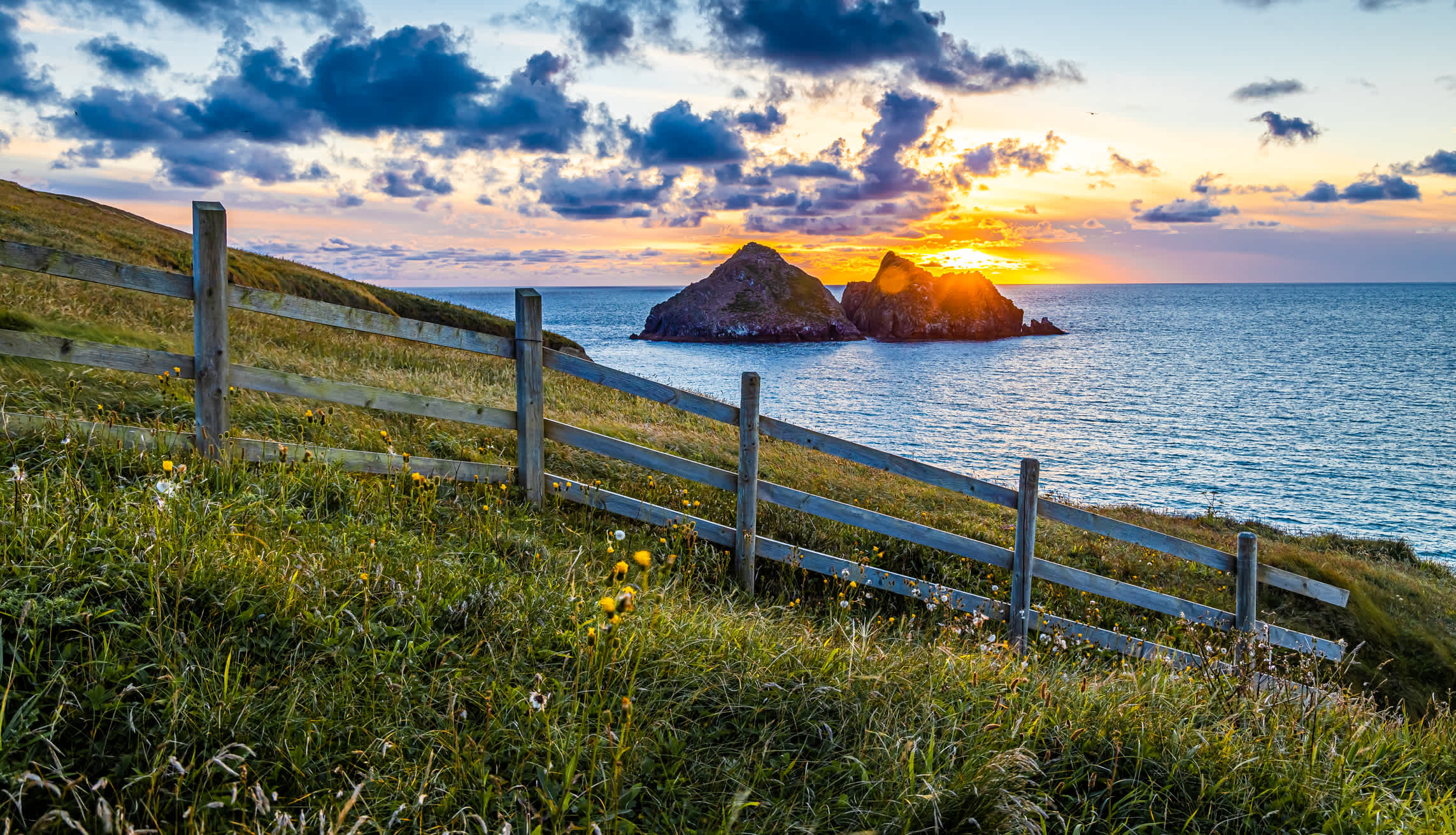 Coucher de soleil sur la baie de Hollywell en Cornouailles, Angleterre