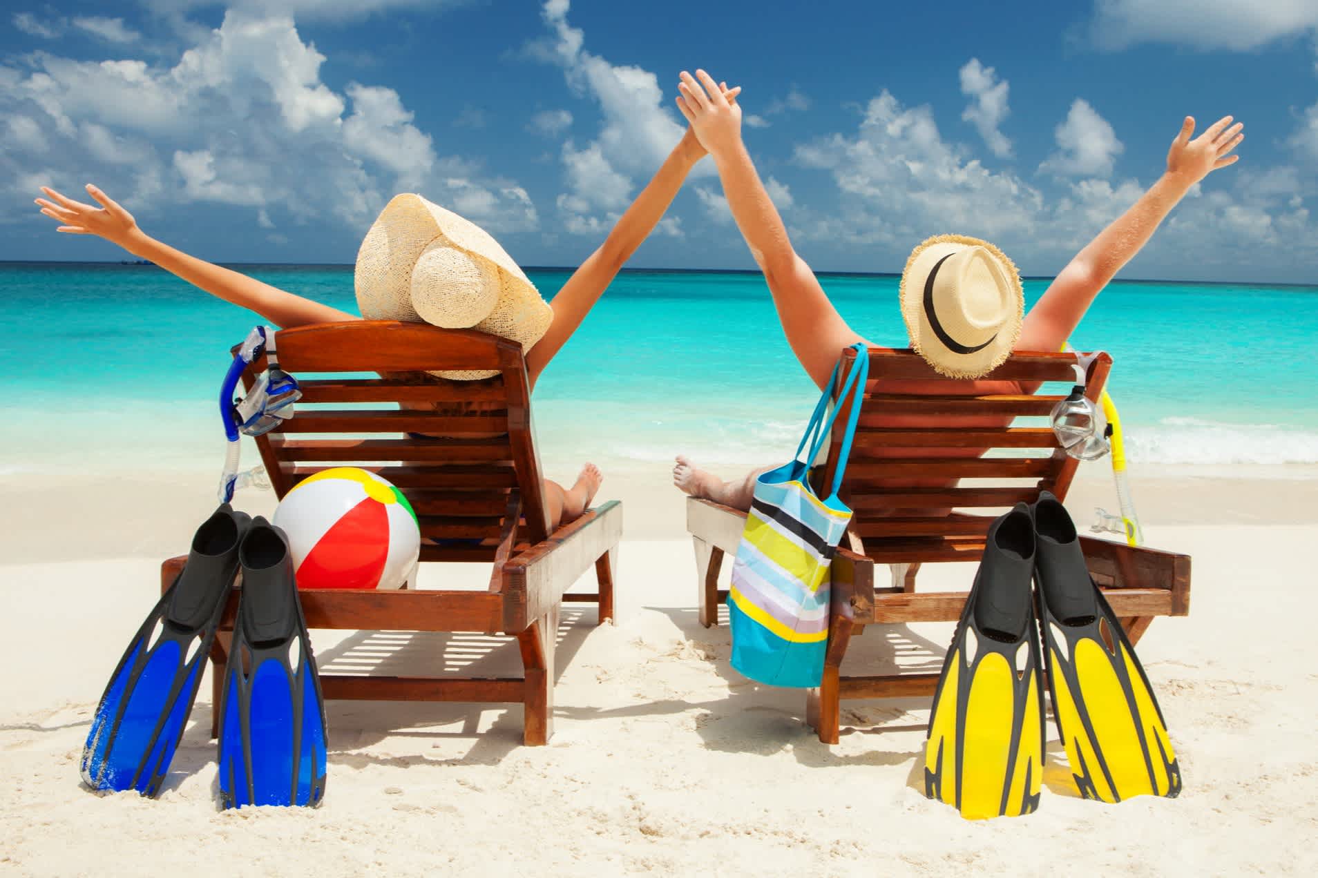 Glückliches Paar am Strand Stühle genießen Urlaub in Hawaii.