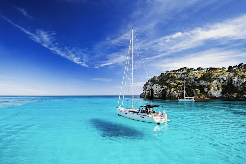 Schöne Bucht mit Segelbooten, Insel Menorca, Spanien.

