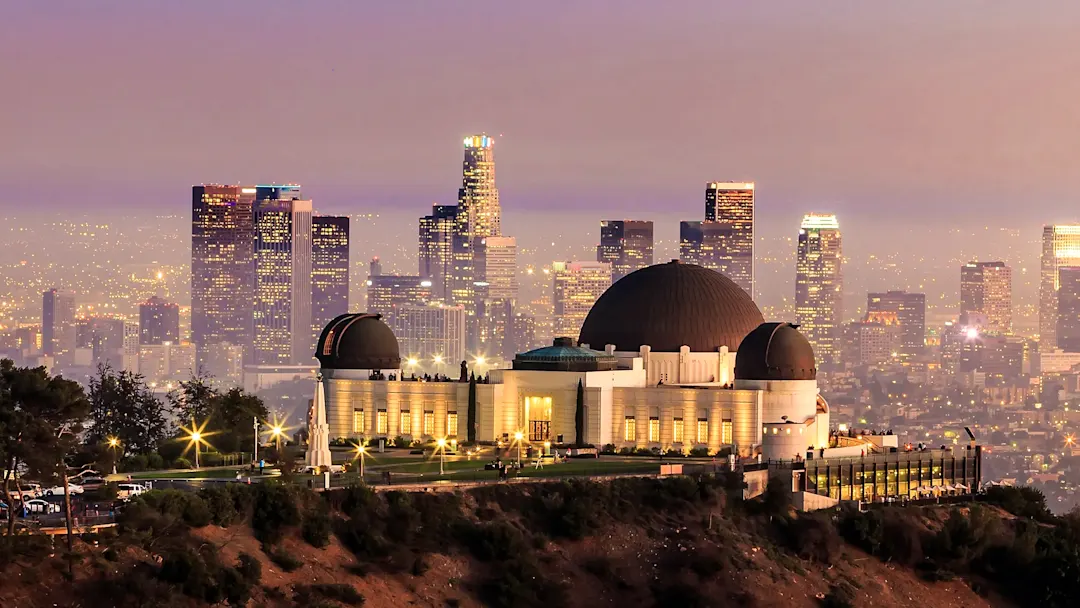 Griffith Observatory mit Skyline bei Nacht, Los Angeles, Kalifornien, USA.