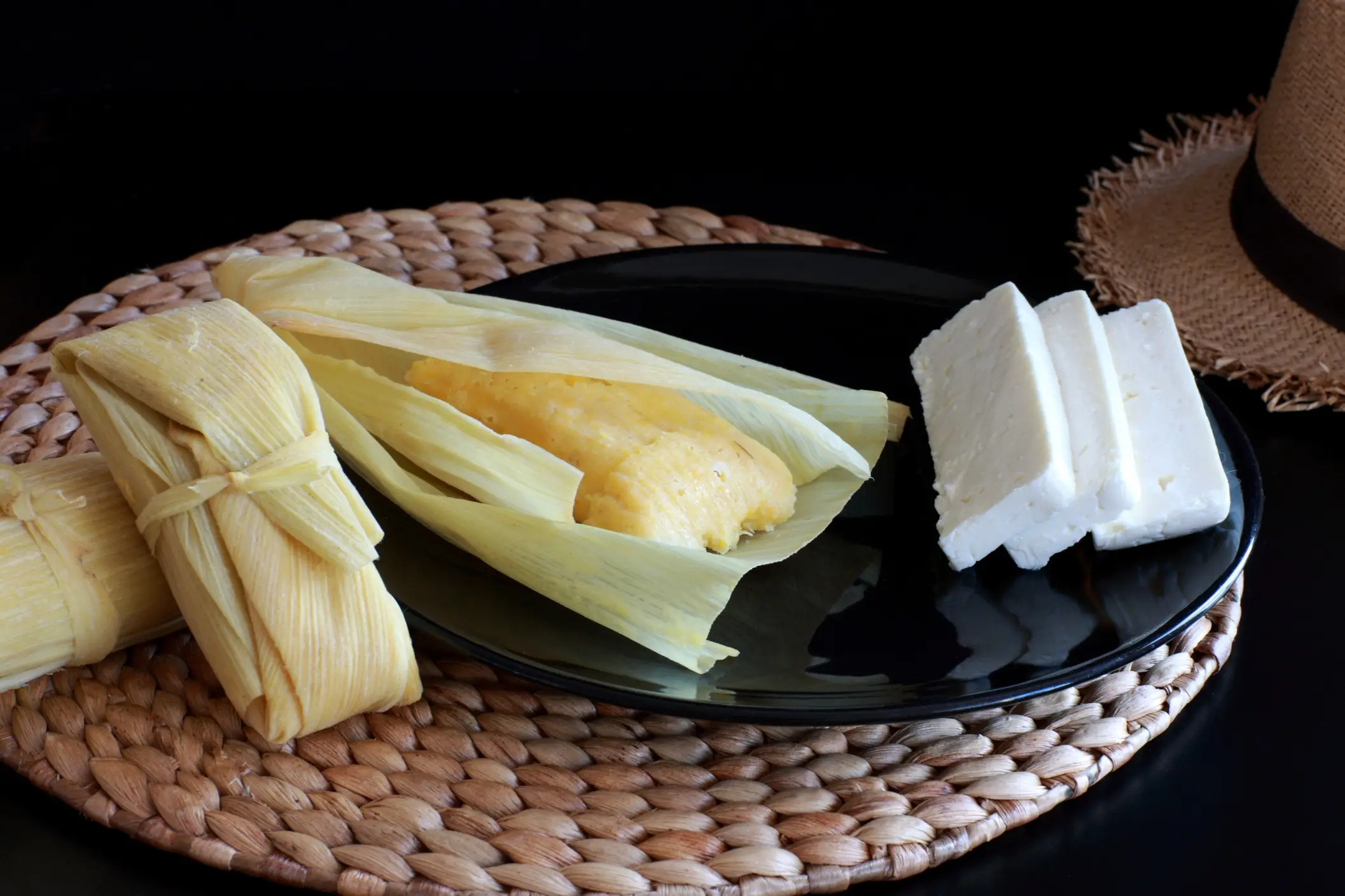 Argentinien, Humita Humita - lateinamerikanischen traditionelle Speisen. Mais und Blätter mit Käse serviert