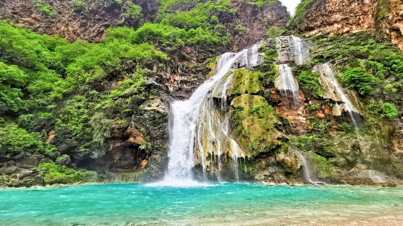  Cascade au milieu d'une végétation luxuriante, Salalah, Dhofar, Oman.