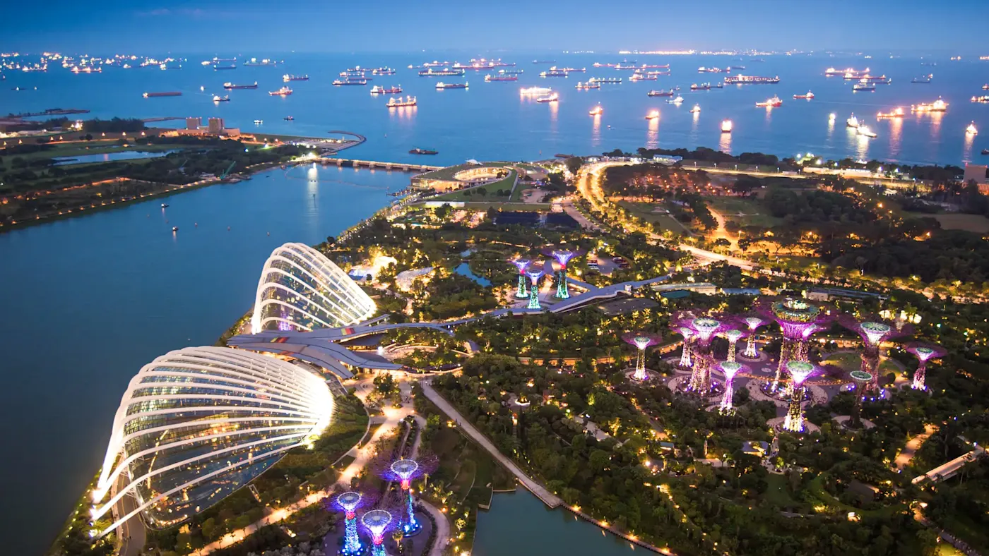 Jardins illuminés et Marina Bay de nuit, vue sur le port. Singapour, Singapour, Singapour.