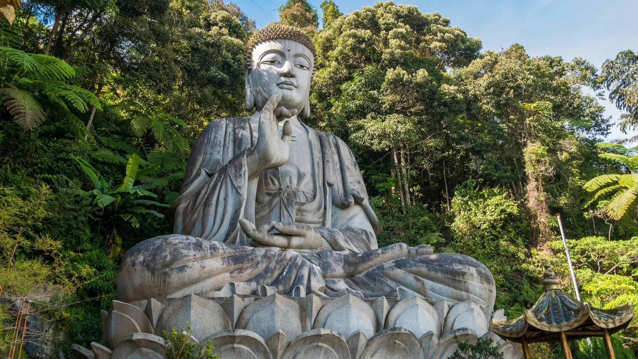Malaisie, Genting Highlands Statue de Bouddha en pierre au temple Chin Swee Caves, Genting Highlands, Malaisie
