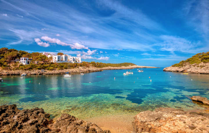 Blick auf das blaue Meer von der Insel Ibiza in Spanien