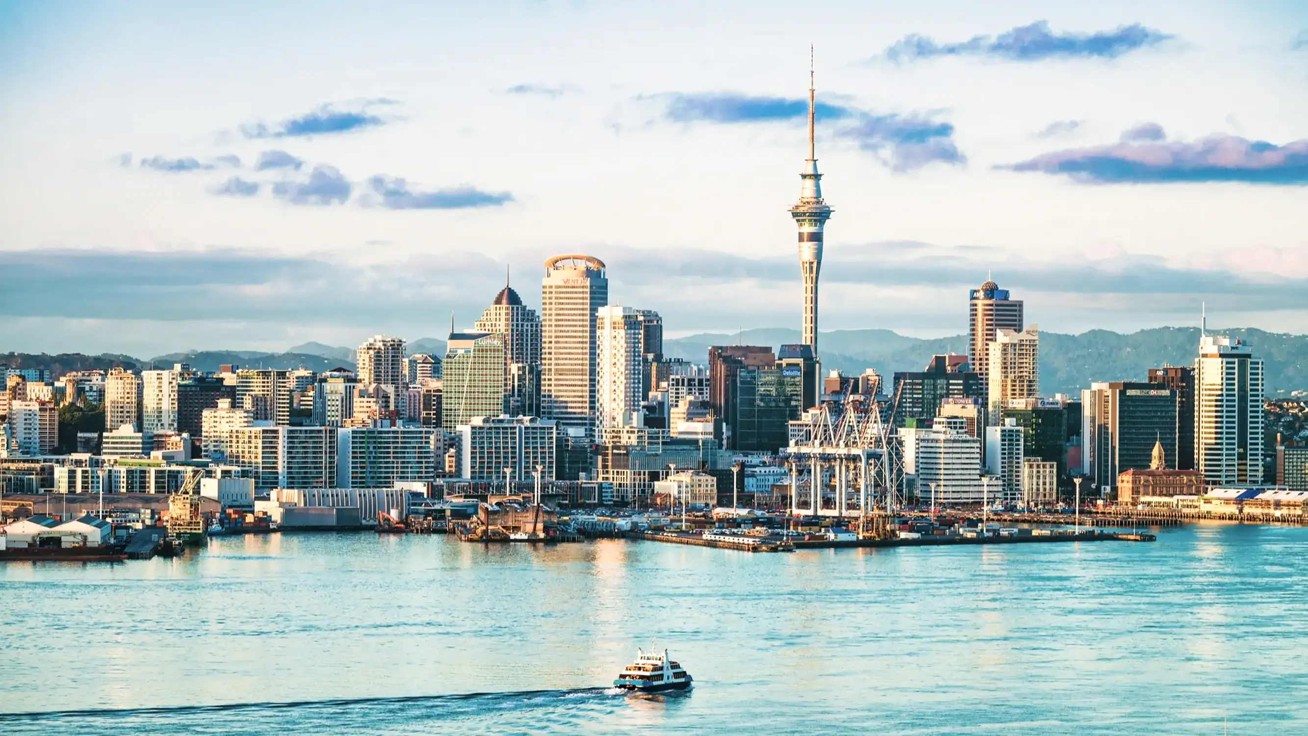 Skyline avec port et Sky Tower au coucher du soleil. Auckland, Île du Nord, Nouvelle-Zélande.