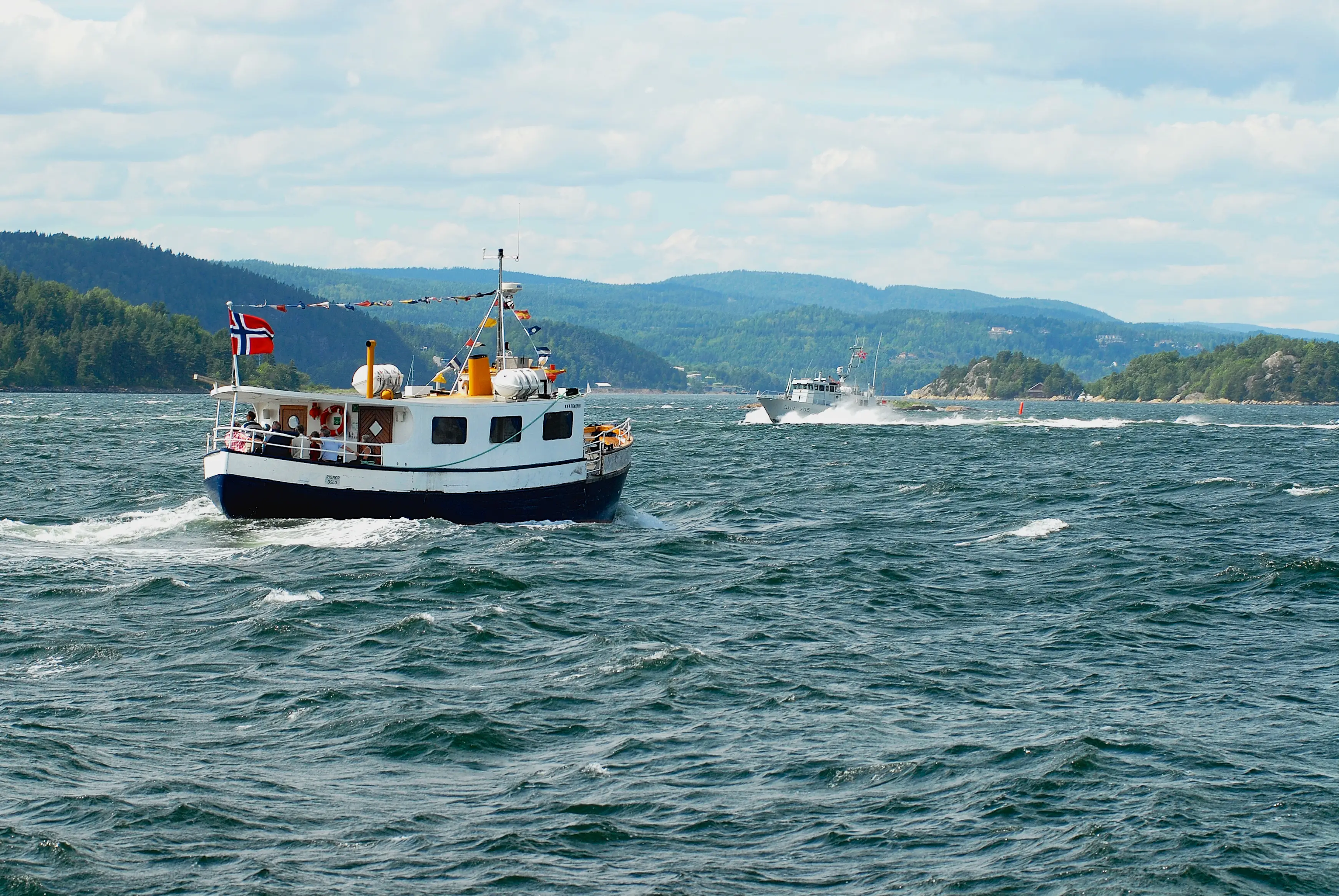 Bateau, fjord, Drøbak Bateau norvégien naviguant sur un fjord avec drapeau national, montagnes en arrière-plan, Drøbak