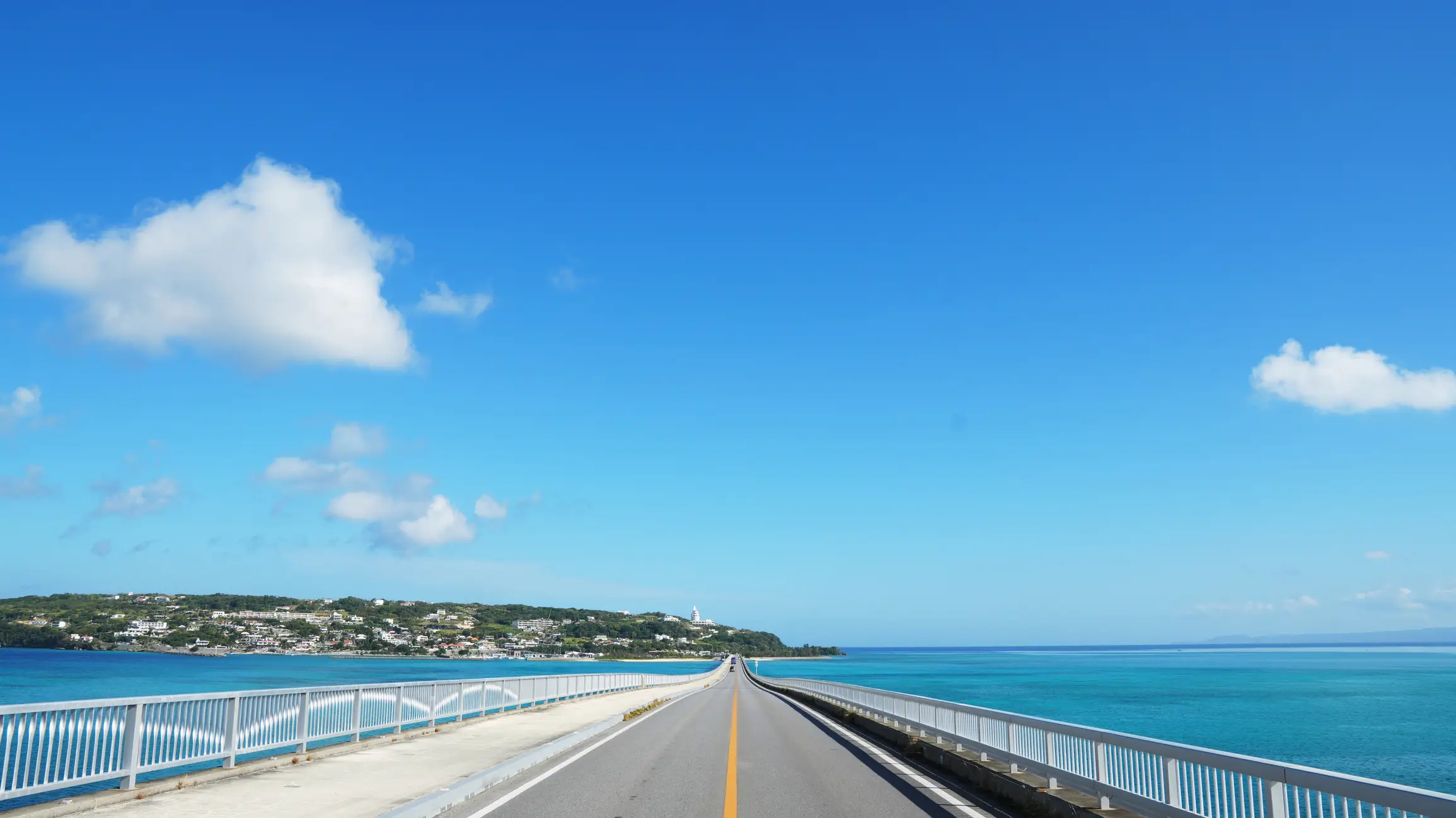 Japan, Okinawa, Kouri-Brücke Die Kuori-Brücke vom Auto aus gesehen mit Insel im Hintergrund und dem Meer auf beiden Seiten