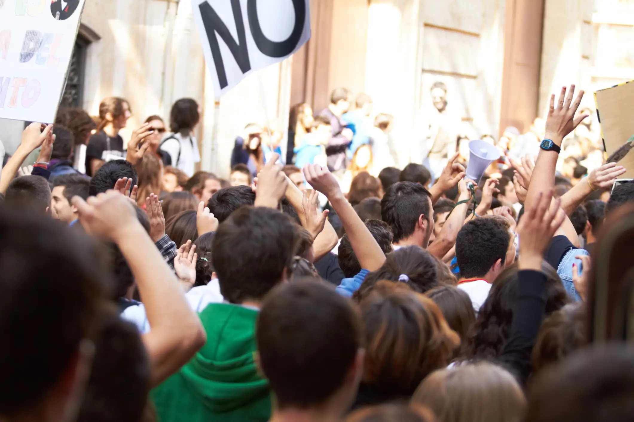 Demonstration Eine große Menschenmenge versammelt sich zu einer Demonstration.