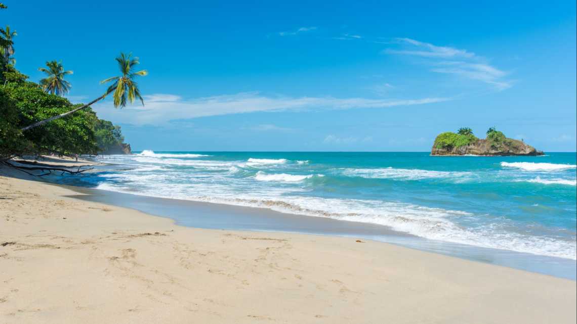Tropischer Strand Playa Cocles in der Nähe von Puerto Viejo, Costa Rica.

