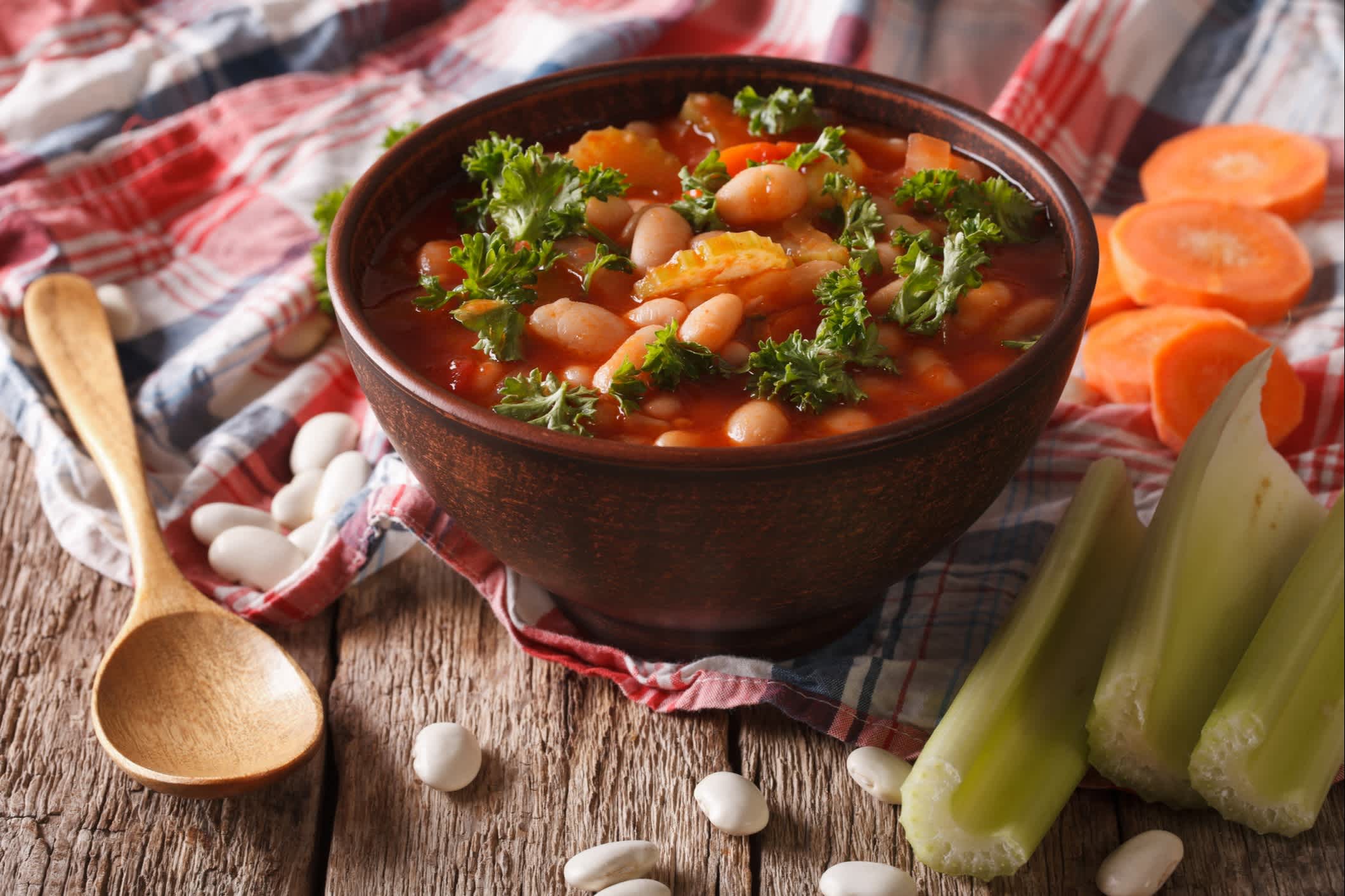 Fasolada - Suppe mit Bohnen, Karotten und Sellerie