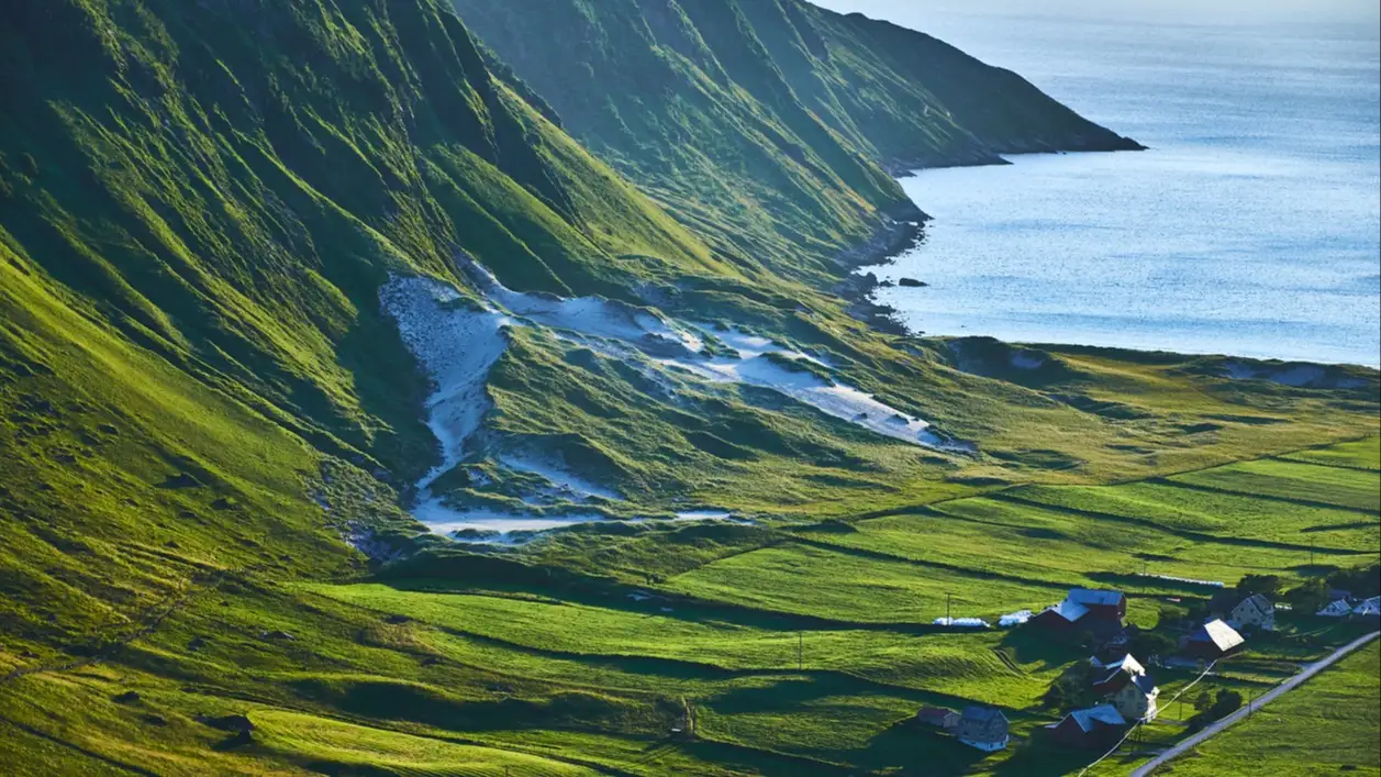 Une vue pittoresque sur la magnifique côte et un petit village niché à l'ombre de promontoires rocheux. Hoddevik, Norvège.