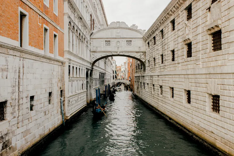 Seufzerbrücke, Venedig Blick auf die Seufzerbrücke mit Gondeln, Venedig