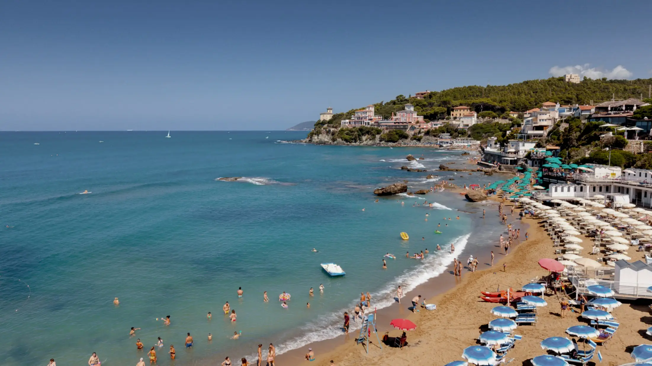 Italien, Toskana, Castiglioncello Blick über den gefüllten die Quercetano Bucht in Castiglioncello, Toskana, Italien bei sonnigem Wetter.