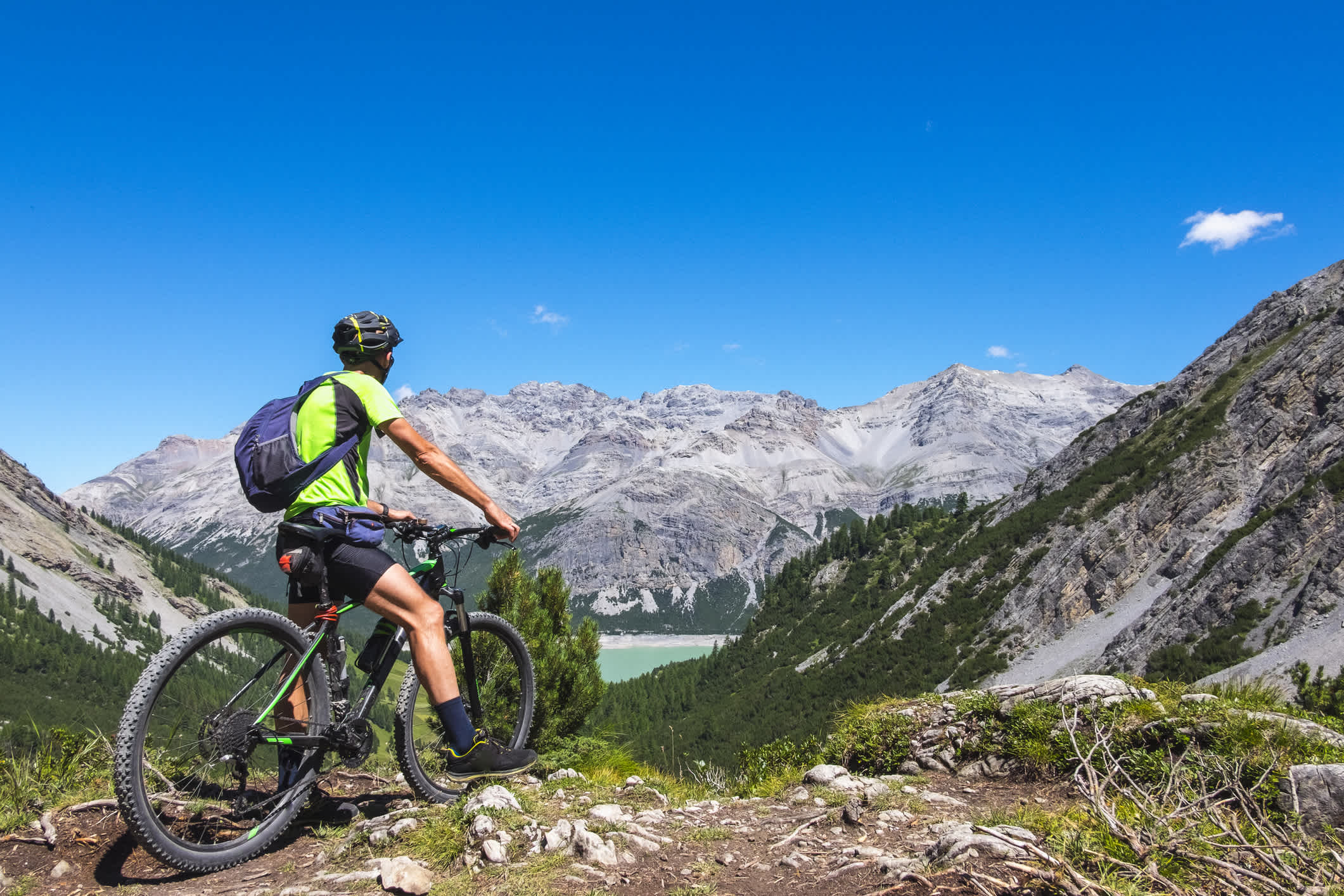 Mountainbike fahrer in den italienischen Alpen