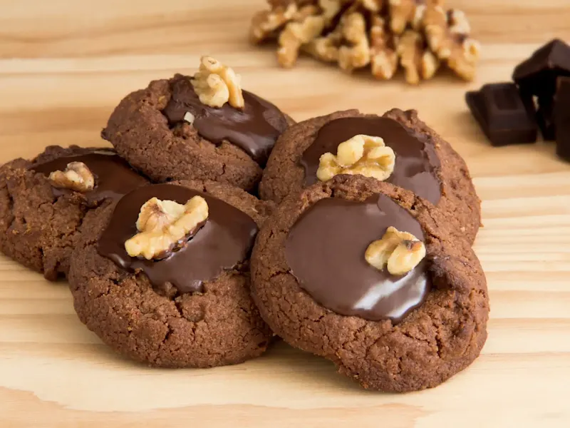 Plat néo-zélandais, biscuit afghan Biscuits traditionnels aux pépites de chocolat de Nouvelle-Zélande aux noix servis en dessert.