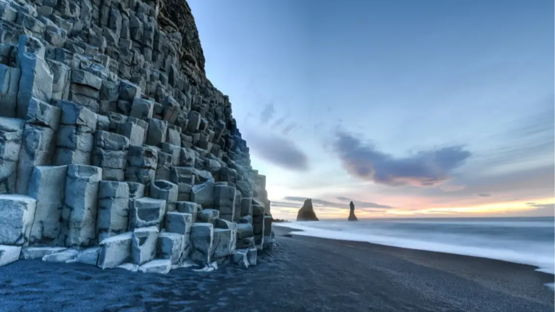Vue sur les formations rocheuses de Reynisdrangar sur la plage de Reynisfjara, Halsanefhellir, Islande.