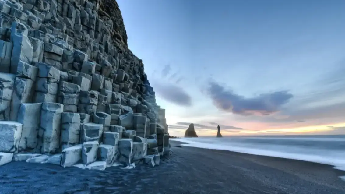 Islande, Halsanefhellir, plage de Reynisfjara Vue sur les formations rocheuses de Reynisdrangar sur la plage de Reynisfjara, Halsanefhellir, Islande.