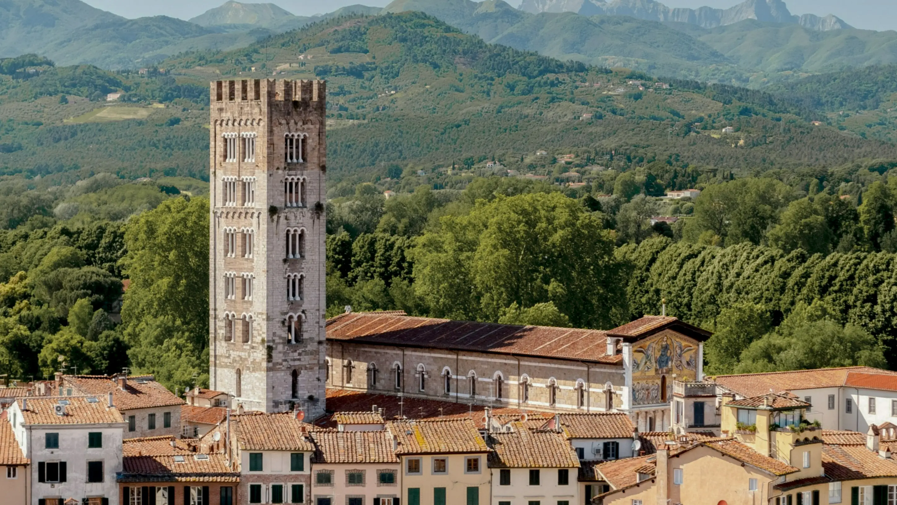 Luftaufnahme von Lucca an einem sonnigen Nachmittag, Toskana, Italien