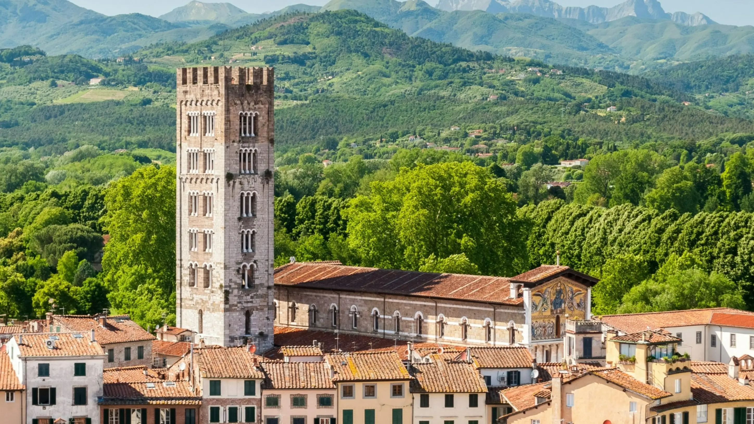 Vue aérienne de Lucques par un après-midi ensoleillé, Toscane, Italie