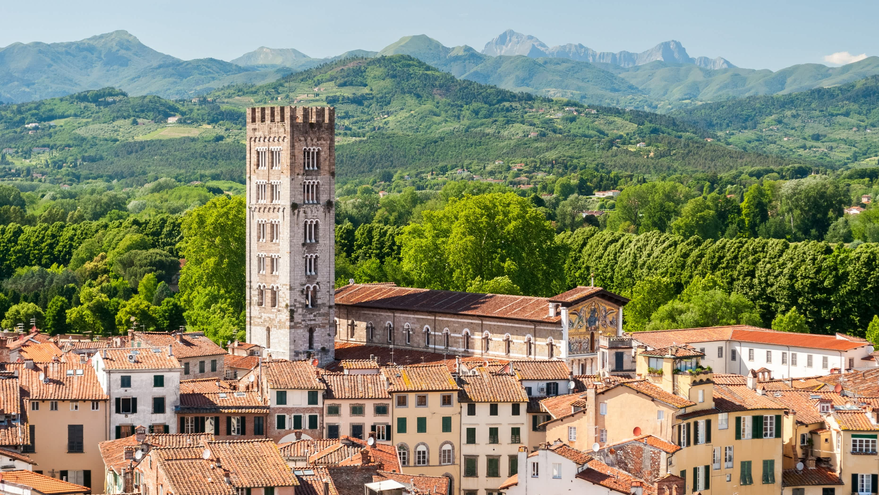 Luftaufnahme von Lucca an einem sonnigen Nachmittag, Toskana, Italien