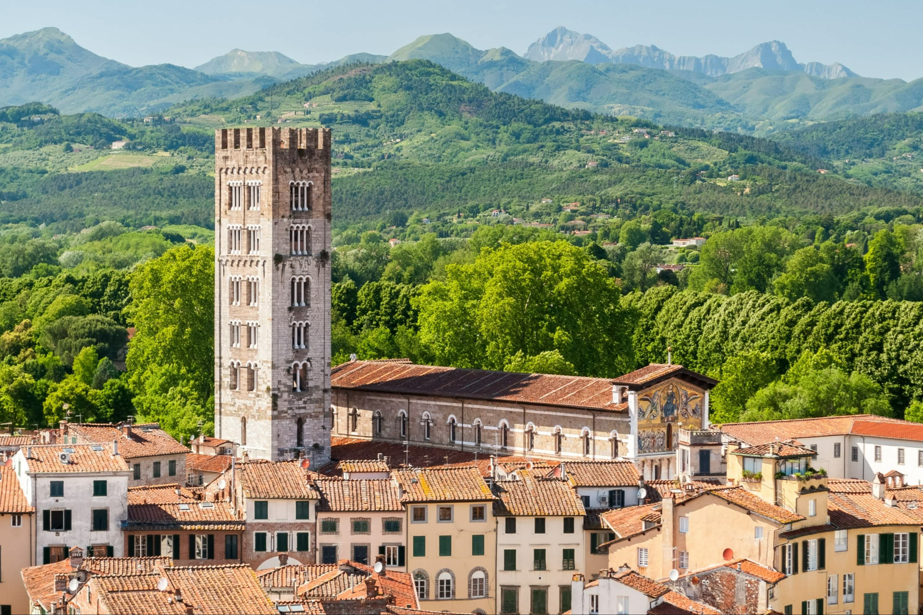 Luftaufnahme von Lucca an einem sonnigen Nachmittag, Toskana, Italien