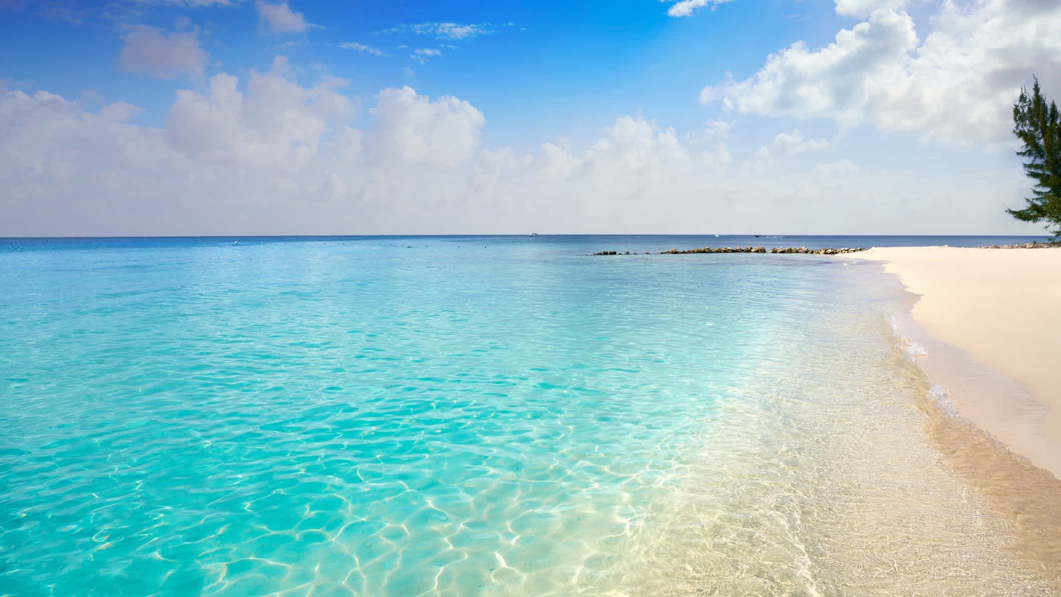 Cozumel Insel Playa Palancar Strand in Riviera Maya von Mexiko bei Sonnenschein und mit Blick auf das kristallklare Meer.