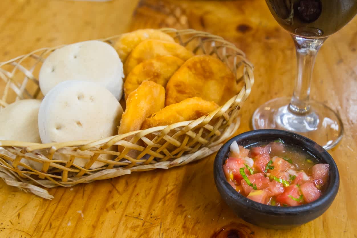 Repas latino-américain. Popaipillas de courge traditionnelles chiliennes faites maison avec de la salsa et du pain traditionnel "Hallullas".